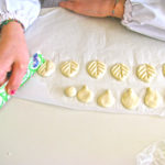 Realizzazione di foglie con pasta di sale